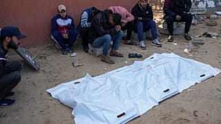 أقارب فلسطيني قُتل في غارات إسرائيلية ليلًا ينعونه أمام مستشفى ناصر في خان يونس، غزة.