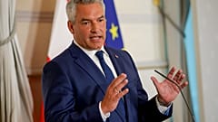 DOSYA - Avusturya Şansölyesi Karl Nehammer 8 Ağustos 2024 Perşembe günü Viyana'da bir basın toplantısına katıldı.