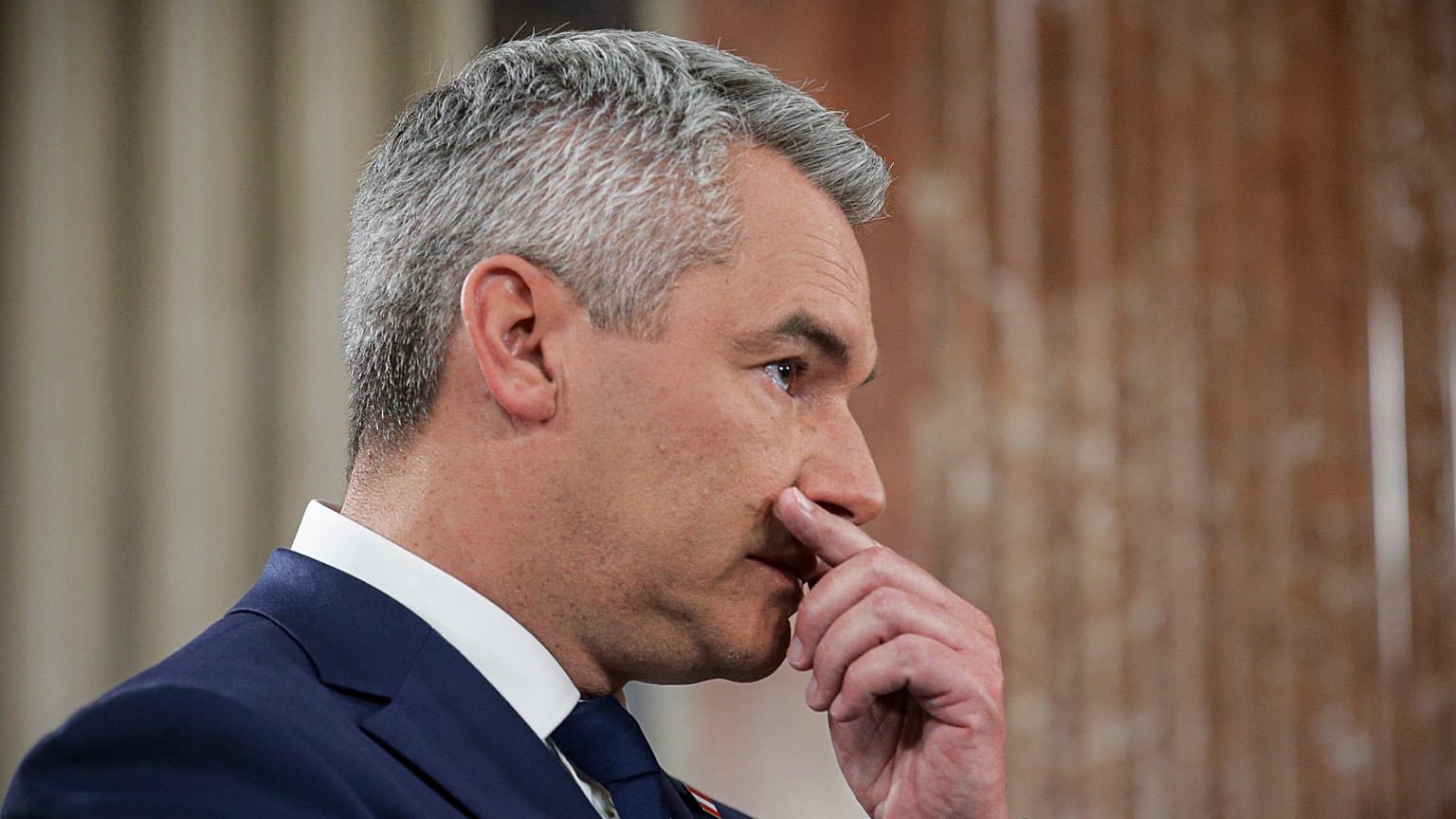 Il cancelliere austriaco Karl Nehammer saluta con un gesto lo studio dell'emittente nazionale allestito nel palazzo del Parlamento a Vienna, 29 settembre 2024.