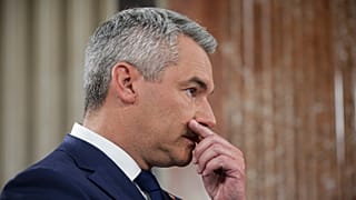 Der österreichische Bundeskanzler Karl Nehammer gestikuliert im Studio des nationalen Rundfunks, das im Parlamentsgebäude in Wien eingerichtet wurde, 29. September 2024