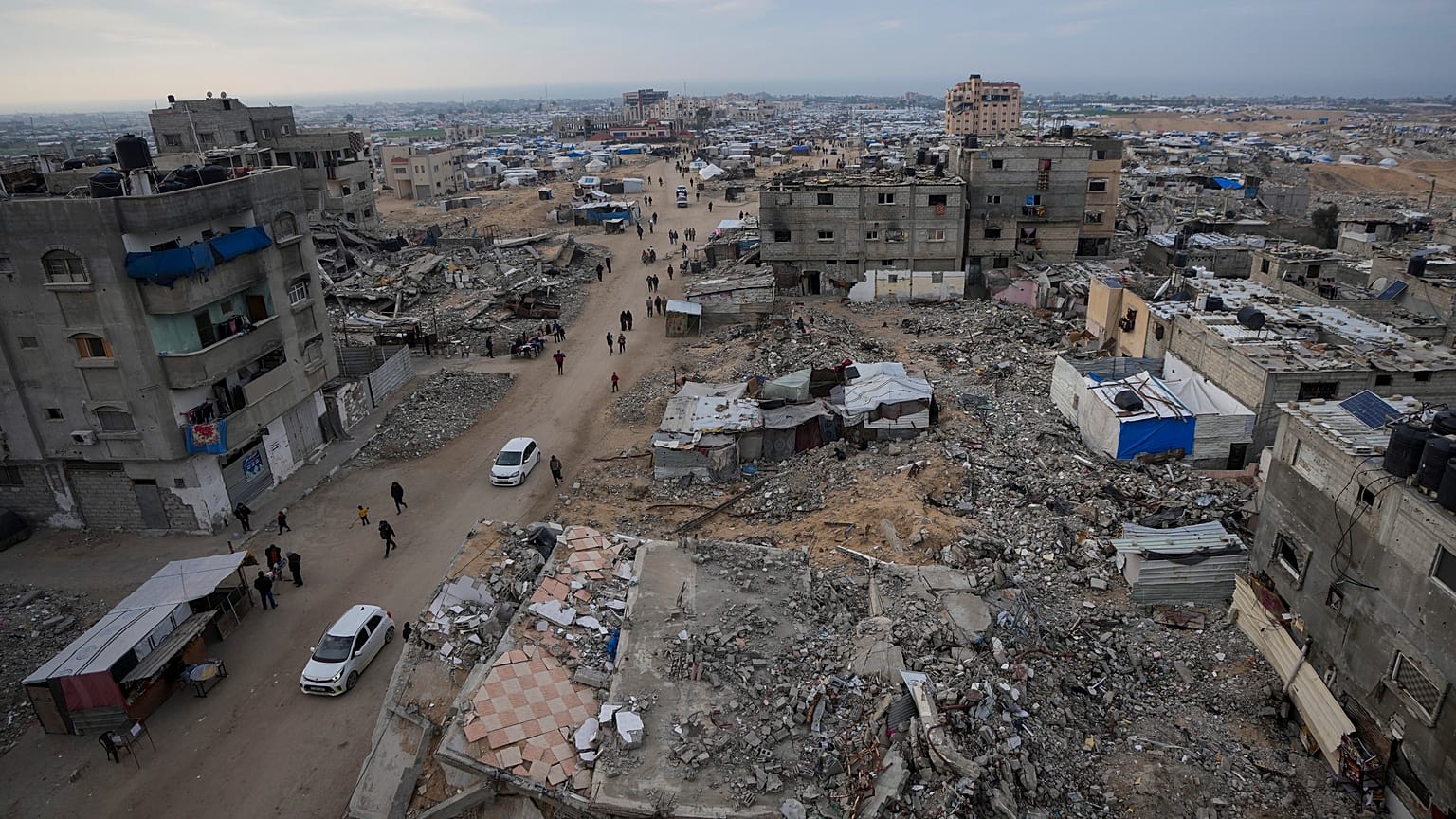 Una tendopoli per sfollati palestinesi viene allestita in mezzo a edifici distrutti nel campo profughi di Khan Younis, 4 gennaio 2025