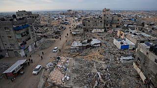 Um campo de tendas para palestinianos deslocados é montado no meio de edifícios destruídos no campo de refugiados de Khan Younis, 4 de janeiro de 2025