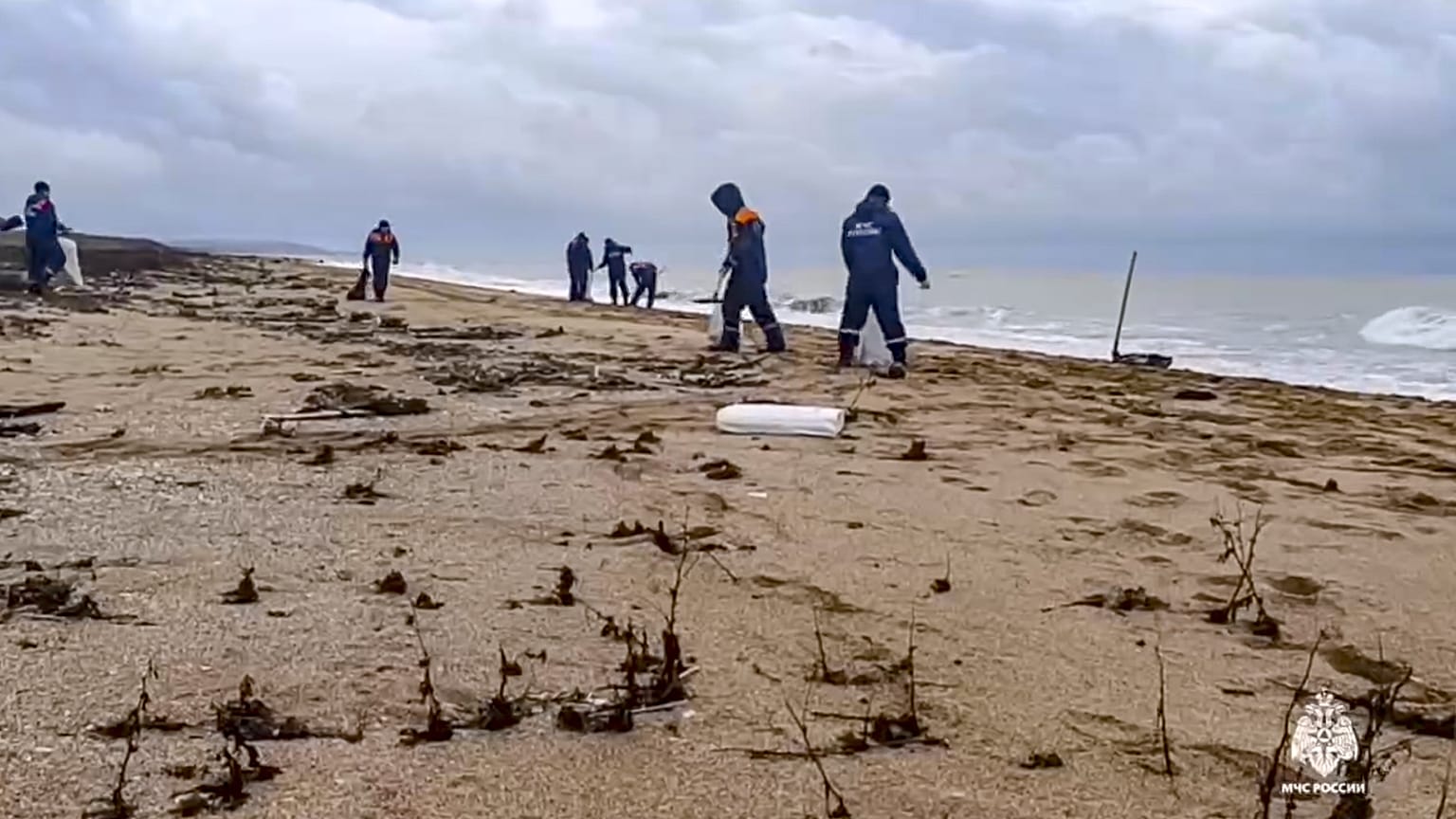 Trabajadores limpian toneladas de fuel que se derramaron de dos petroleros afectados por una tormenta hace más de dos semanas en el estrecho de Kerch, 4 de enero de 2024.