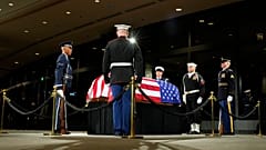 Die Ehrengarde umgibt den Sarg des ehemaligen Präsidenten Jimmy Carter, der in der Jimmy Carter Presidential Library and Museum in Atlanta ruht, 4. Januar 2025
