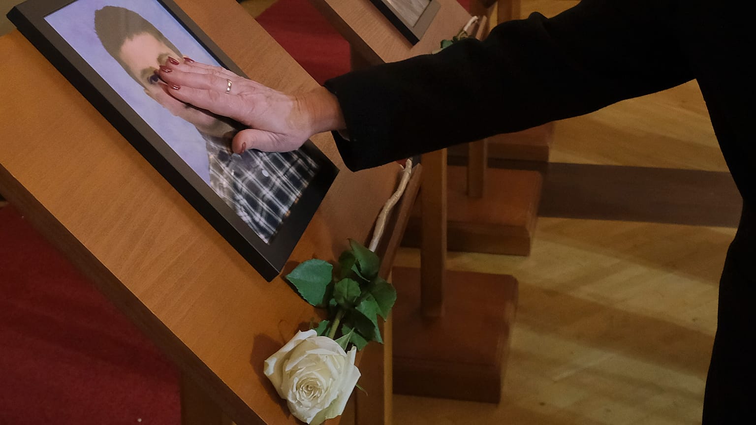 Des personnes avec des photos de leurs proches lors de la cérémonie de commémoration des 12 victimes de la fusillade de Cetinje, le 4 janvier 2025.