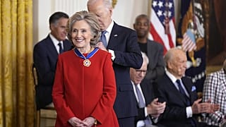 Biden, Beyaz Saray'da Clinton'a madalya takdim etti.