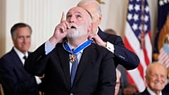 El chef José Andrés recibe la Medalla de la Liberta de manos del presidente Biden en la Casa Blanca. 