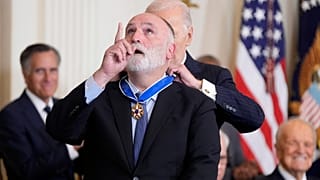 El chef José Andrés recibe la Medalla de la Liberta de manos del presidente Biden en la Casa Blanca. 