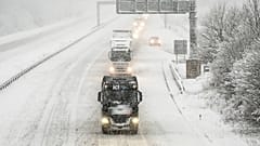 Schnee und Eis haben Deutschland fest im Griff: Hunderte Flüge wurden gestrichen, Straßen unpassierbar, und es häufen sich Unfälle.