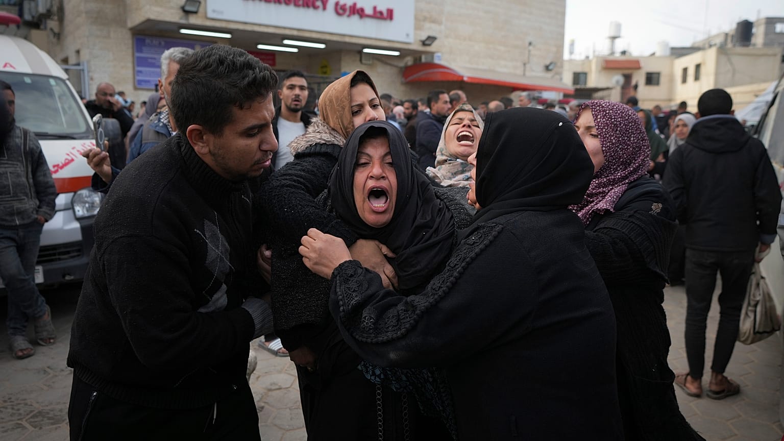 فلسطينيون يشيعون أقاربهم الذين قتلوا في القصف الإسرائيلي على قطاع غزة، في مستشفى شهداء الأقصى في دير البلح، الأحد، 5 يناير/كانون الثاني 2025.