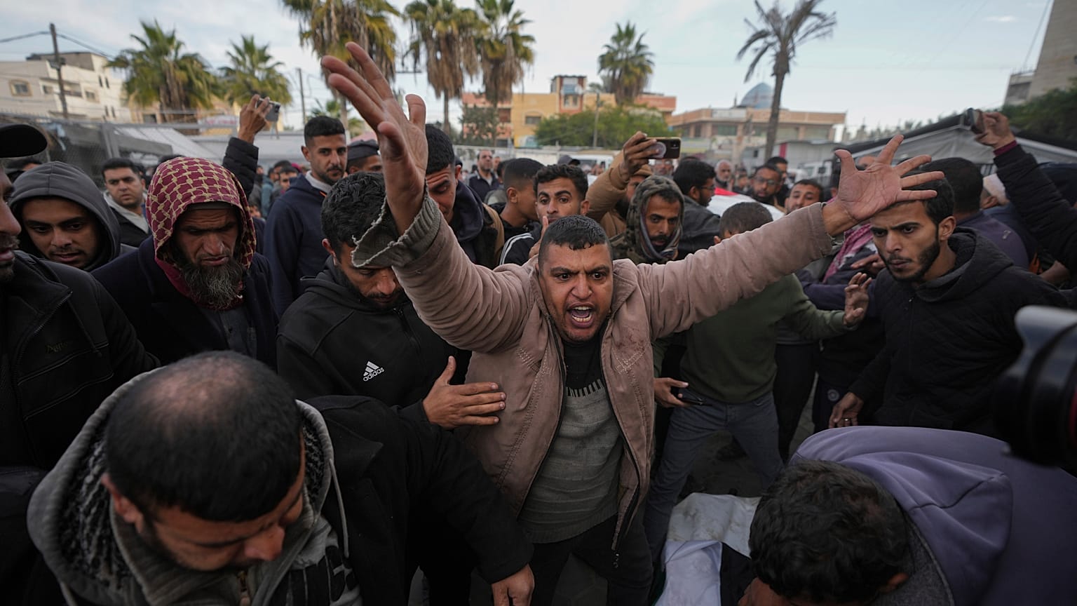 فلسطينيون يندبون أقاربهم الذين قتلوا في القصف الإسرائيلي على قطاع غزة في مستشفى شهداء الأقصى في دير البلح 05/01/205