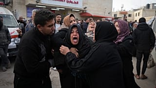 فلسطينيون يشيعون أقاربهم الذين قتلوا في القصف الإسرائيلي على قطاع غزة، في مستشفى شهداء الأقصى في دير البلح، الأحد، 5 يناير/كانون الثاني 2025.