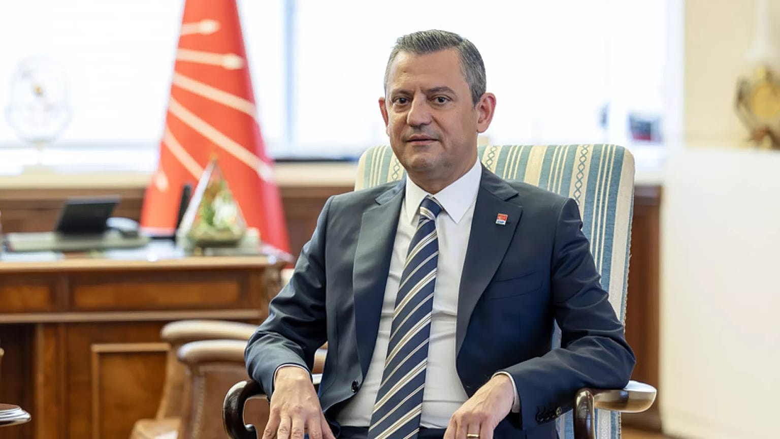 CHP Genel Başkanı Özgür Özel partinin genel merkezinde