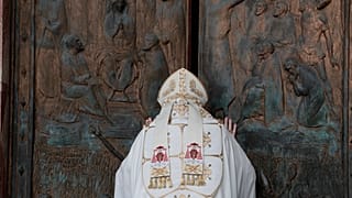 El cardenal James Michael Harvey abre la Puerta Santa de la Basílica de San Pablo Extramuros,