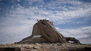 تمثال محطم للرئيس السوري الراحل حافظ الأسد على قمة جبل في دير عطية، سوريا، الأحد، 5 يناير، 2025. 
