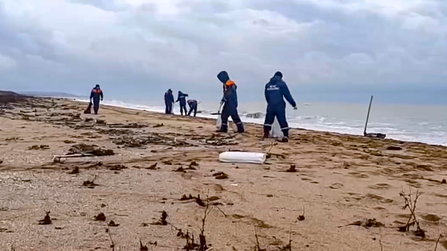 رجال الإنقاذ يعملون على تنظيف أطنان من زيت الوقود التي انسكبت من ناقلتين نفط في مضيق كيرتش، السبت 4 يناير 2025.