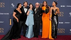 Adriana Paz (von links), Edgar Ramirez, Selena Gomez, Jacques Audiard, Karla Sofia Gascon und Zoe Saldana mit dem Preis für den besten Kinofilm.