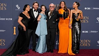 De gauche à droite, Adriana Paz,  Edgar Ramirez, Selena Gomez, Jacques Audiard, Karla Sofia Gascon et Zoe Saldana avec le prix du meilleur film.