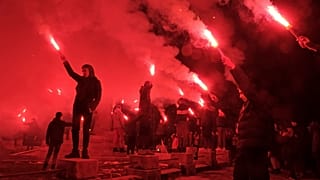 Gyerekek fáklyákat gyújtanak a hét eleji lövöldözés miatt lemondást követelő tüntetésen Cetinjében, 2025. január 5-én.