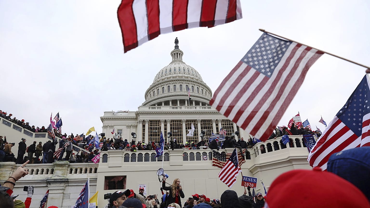 2021: Donald Trump támogatói gyülekeznek a Capitolium előtt Washingtonban