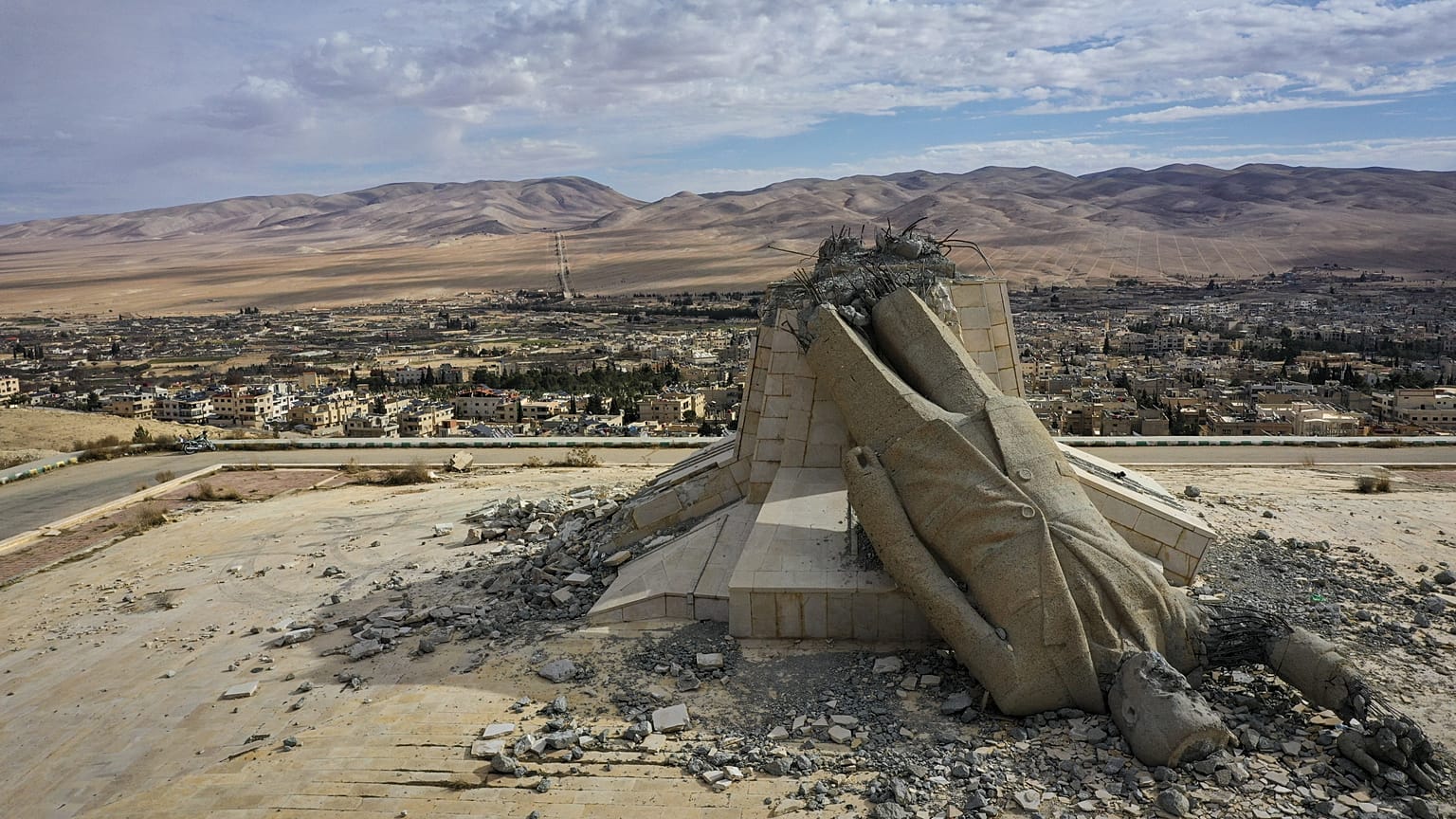 Une statue du président syrien Hafez al-Assad est en ruine au sommet d'une montagne à Dayr Atiyah, le dimanche 5 janvier 2025.