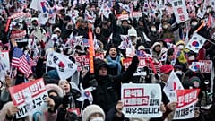 Anhänger des südkoreanischen Präsidenten Yoon Suk Yeol nehmen an einer Kundgebung gegen sein Amtsenthebungsverfahren in der Nähe der Präsidentenresidenz in Seoul teil, 6. Januar 2025