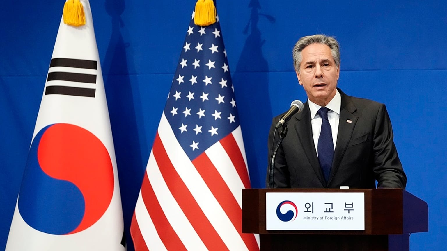 Blinken em conferência de imprensa em Seul