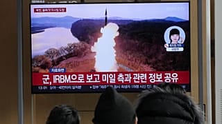 Az észak-koreai rakétakilövést nézik egy képernyőn a szöuli vasútállomáson