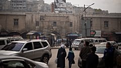 صورة متضررة للرئيس السوري المخلوع بشار الأسد على مدخل سوق محلي للحرف اليدوية في حماة، سوريا، السبت، 4 يناير/كانون الثاني 2025.