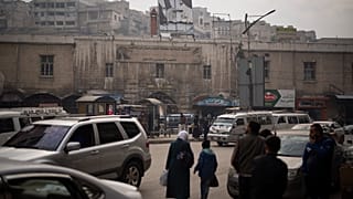 صورة متضررة للرئيس السوري المخلوع بشار الأسد على مدخل سوق محلي للحرف اليدوية في حماة، سوريا، السبت، 4 يناير/كانون الثاني 2025.