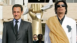 Nicolas Sarkozy és Muammar Kadhafi 2007-ben, Tripoliban