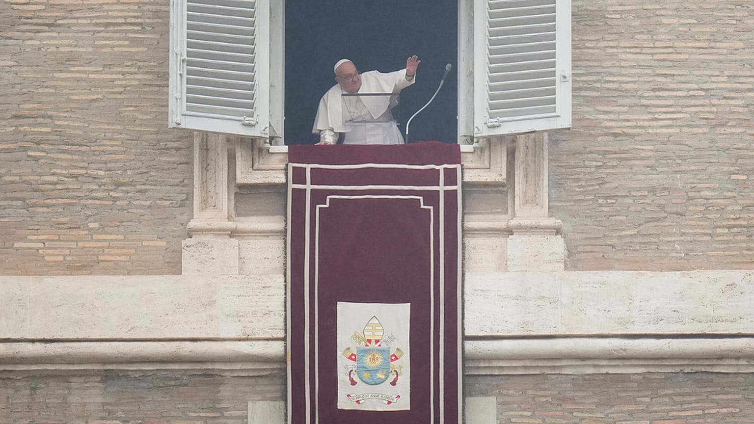 Papież Franciszek macha do wiernych podczas południowej modlitwy Anioł Pański z okna swojego studia z widokiem na Plac Świętego Piotra w Watykanie, w niedzielę 5 stycznia 2025