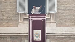 Papież Franciszek macha do wiernych podczas południowej modlitwy Anioł Pański z okna swojego studia z widokiem na Plac Świętego Piotra w Watykanie, w niedzielę 5 stycznia 2025