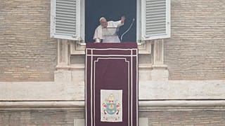 Papież Franciszek macha do wiernych podczas południowej modlitwy Anioł Pański z okna swojego studia z widokiem na Plac Świętego Piotra w Watykanie, w niedzielę 5 stycznia 2025