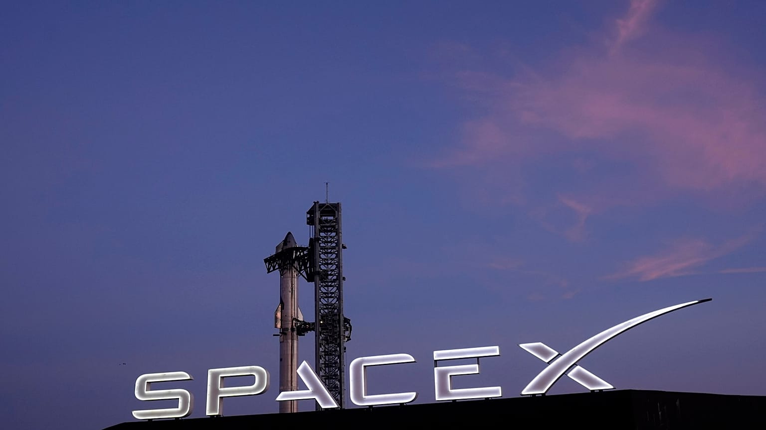 Ο μεγάλος πύραυλος Starship της SpaceX ετοιμάζεται για μια δοκιμαστική πτήση από τη βάση Starbase στην Boca Chica του Τέξας τον Νοέμβριο του 2024. 