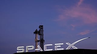 Ο μεγάλος πύραυλος Starship της SpaceX ετοιμάζεται για μια δοκιμαστική πτήση από τη βάση Starbase στην Boca Chica του Τέξας τον Νοέμβριο του 2024. 