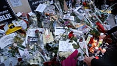 Vor dem Büro der Zeitung Charlie Hebdo in Paris wurden am Donnerstag, den 8. Januar 2015, Blumen und Kerzen niedergelegt.