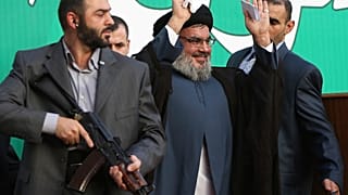 الأمين العام لحزب الله حسن نصر الله، يرافقه حراسه الشخصيون، خلال تجمع في الضاحية الجنوبية لبيروت، الاثنين 17 سبتمبر/أيلول 2012.