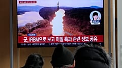 Πολίτες στη Σεούλ παρακολουθούν από την τηλεόραση την εκτόξευση πυραύλου από τη Βόρεια Κορέα