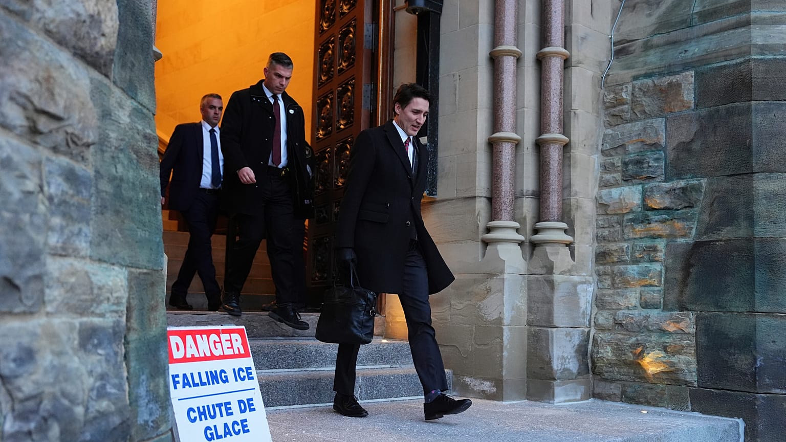 Kanada Başbakanı Justin Trudeau, Ottawa'da düzenlenen kabine toplantısının ardından binadan ayrılıyor, 20 Aralık 2024.