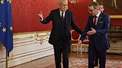 Österreichs Bundespräsident Alexander Van der Bellen, links, begrüßt den Chef der Freiheitlichen Partei (FPÖ) Herbert Kickl in seinem Büro in Wien, 6. Januar 2025