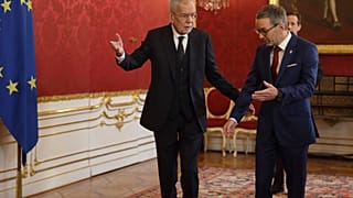 Österreichs Bundespräsident Alexander Van der Bellen, links, begrüßt den Chef der Freiheitlichen Partei (FPÖ) Herbert Kickl in seinem Büro in Wien, 6. Januar 2025