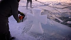 Traditionell werden am Dreikönigsabend Eiskreuze zerschnitten und in die Kirche gebracht