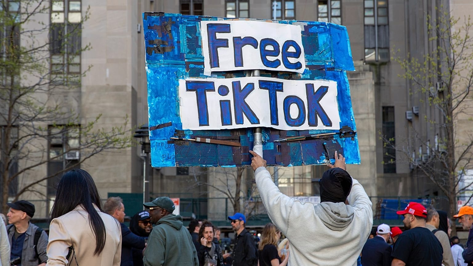 Um homem carrega um cartaz "Free TikTok" em frente ao tribunal onde decorreu o julgamento de Donald Trump por suborno, a 15 de abril de 2024, em Nova Iorque.