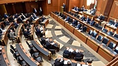  النواب اللبنانيون أثناء حضورهم جلسة برلمانية في بيروت، لبنان، يوم الثلاثاء 18 أبريل 2023