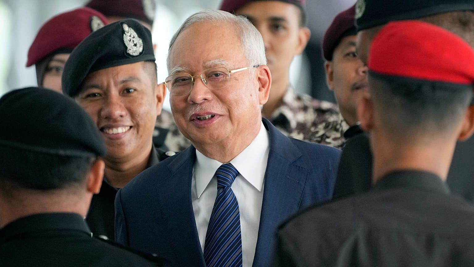 Eski Malezya Başbakanı Najib Razak, 4 Nisan 2024 Perşembe günü Malezya'nın başkenti Kuala Lumpur'daki Kuala Lumpur Yüksek Mahkeme binasına cezaevi görevlileri eşliğinde geldi. 