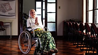 در این عکس منتشر شده توسط LongeViQuest، خواهر اینا کانابارو، ۱۱۵ساله، دستهای خود را به حالت دعا کنار هم می گذارد