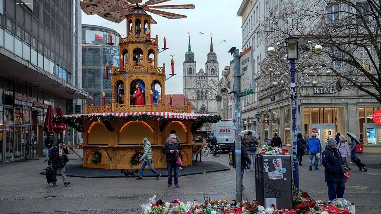 Varias personas caminan por el mercado navideño de Magdeburgo, donde un coche arrolló a una multitud el viernes por la noche, lunes 23 de diciembre de 2024.