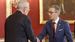 Ο πρόεδρος της Αυστρίας Αλεξάντερ Βαν ντερ Μπέλεν υποδέχεται τον επικεφαλής του Κόμματος Ελευθερίας (FPO) Χέρμπερτ Κικλ, 6 Ιανουαρίου 2025