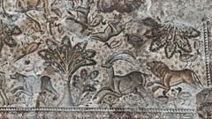 Das Mosaik zeigt eine Vielzahl von Jagdszenen.